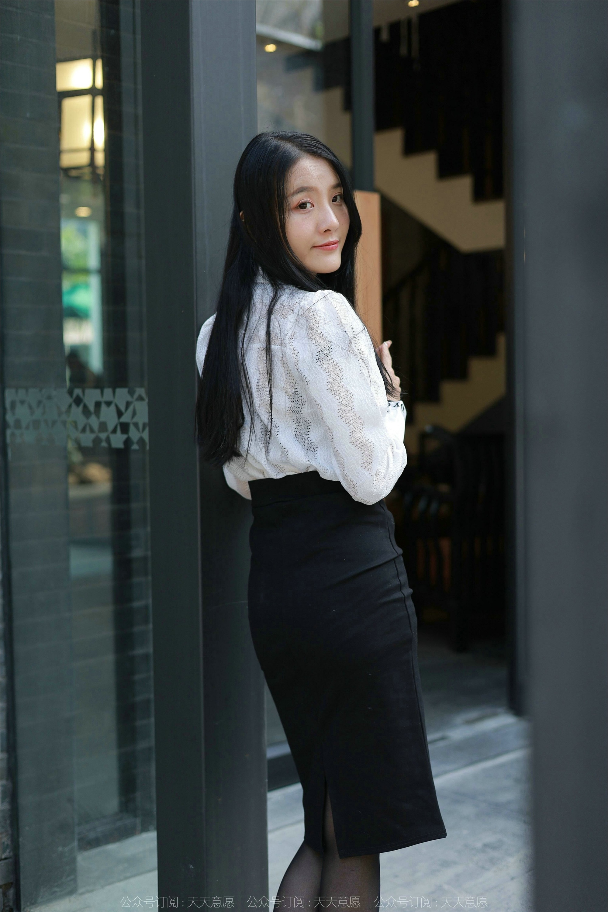 IESS异思趣向  2022.02.11 丝享家1002：婉萍《性感OL窄裙》